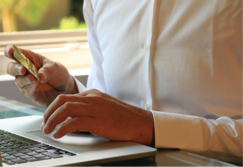 Trei bărbaţi din Gorj, reţinuţi după ce au luat bani de la o plarformă de jocuri online cu 1.000 de identităţi false