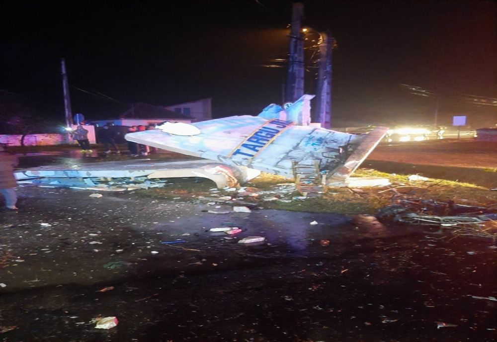 VIDEO. A intrat cu maşina în indicatorul din beton de la intrarea în Târgu Jiu