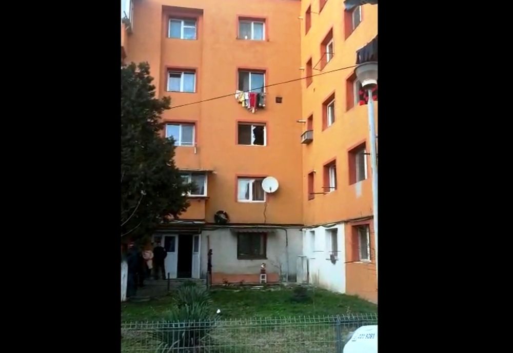 Explozie într-un bloc din Târgu Jiu (VIDEO)
