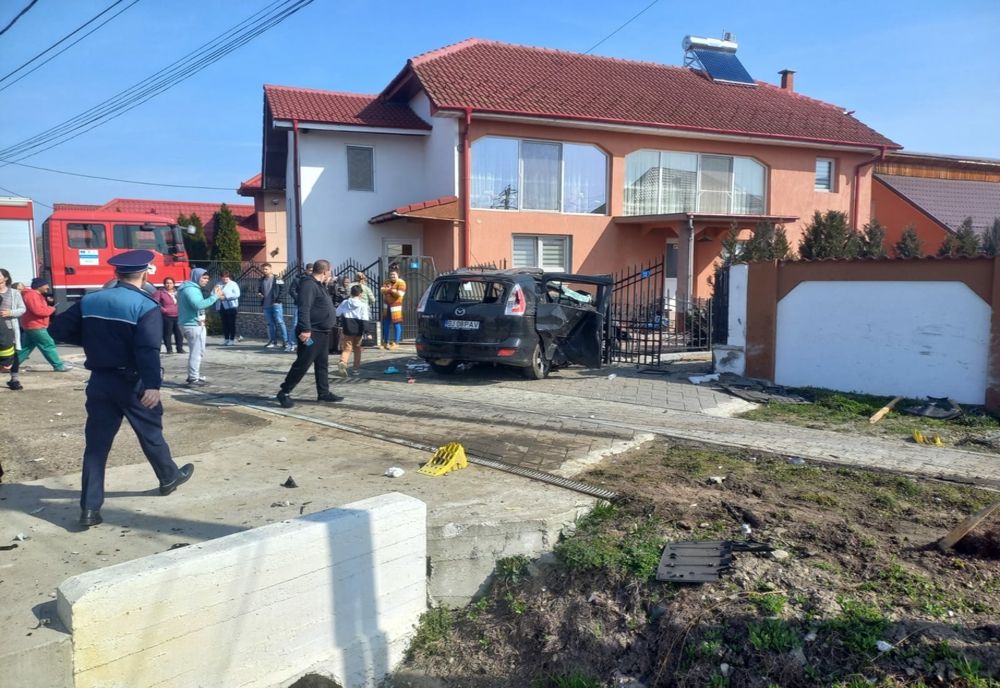 Patru maşini şi un autotren implicate, într-un accident în Gorj. Patru persoane, printre care doi copii, rănite, intervine elicopterul SMURD