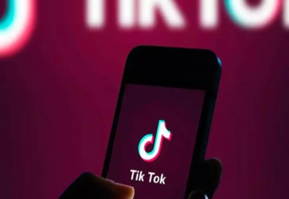 DOUĂ ADOLESCENTE CARE AU RĂSPUNS UNEI PROVOCĂRI DE PE TIKTOK, LA SPITAL CU ENTORSE