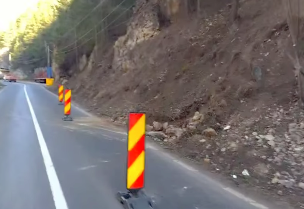 ALUNECARE DE TEREN PE DN12C, ÎN ZONA BICAZ-CHEI. CIRCULAȚIE RESTRICȚIONATĂ TEMPORAR DIN CAUZA PRĂBUȘIRII UNEI STÂNCI