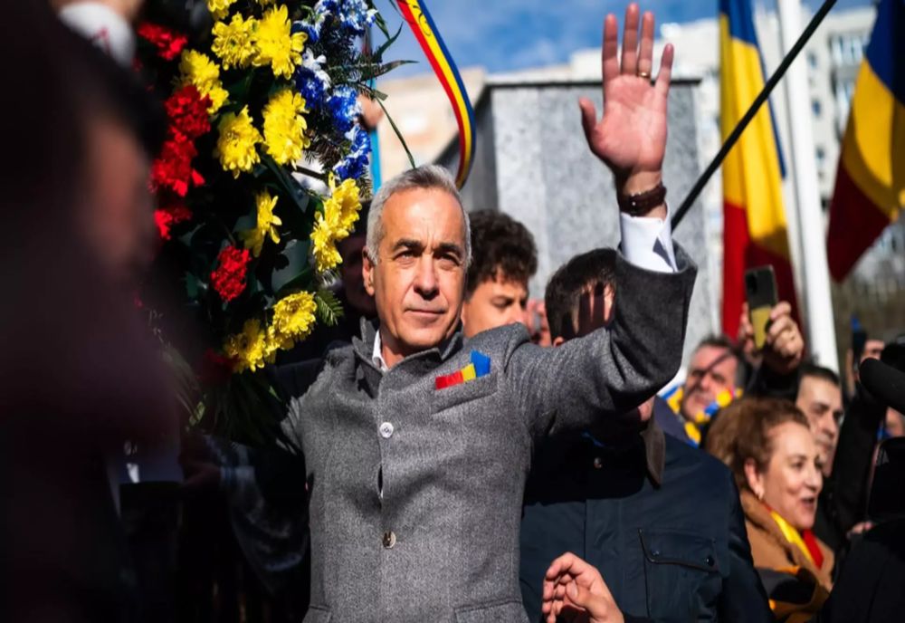 CĂLIN GEORGESCU URMEAZĂ SĂ SEMNEZE CONTROLUL JUDICIAR. ROMÂNII NU ÎL LASĂ SINGUR: MOBILIZARE LA SECȚIA DE POLIȚIE 