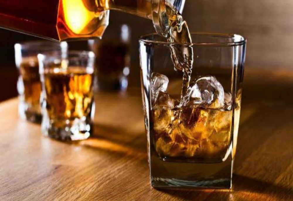 ROMÂNII SUNT COCOȘAȚI DE TAXE, PARLAMENTARII ÎȘI CUMPĂRĂ VIN ȘI WHISKEY DE ZECI DE MII DE LEI