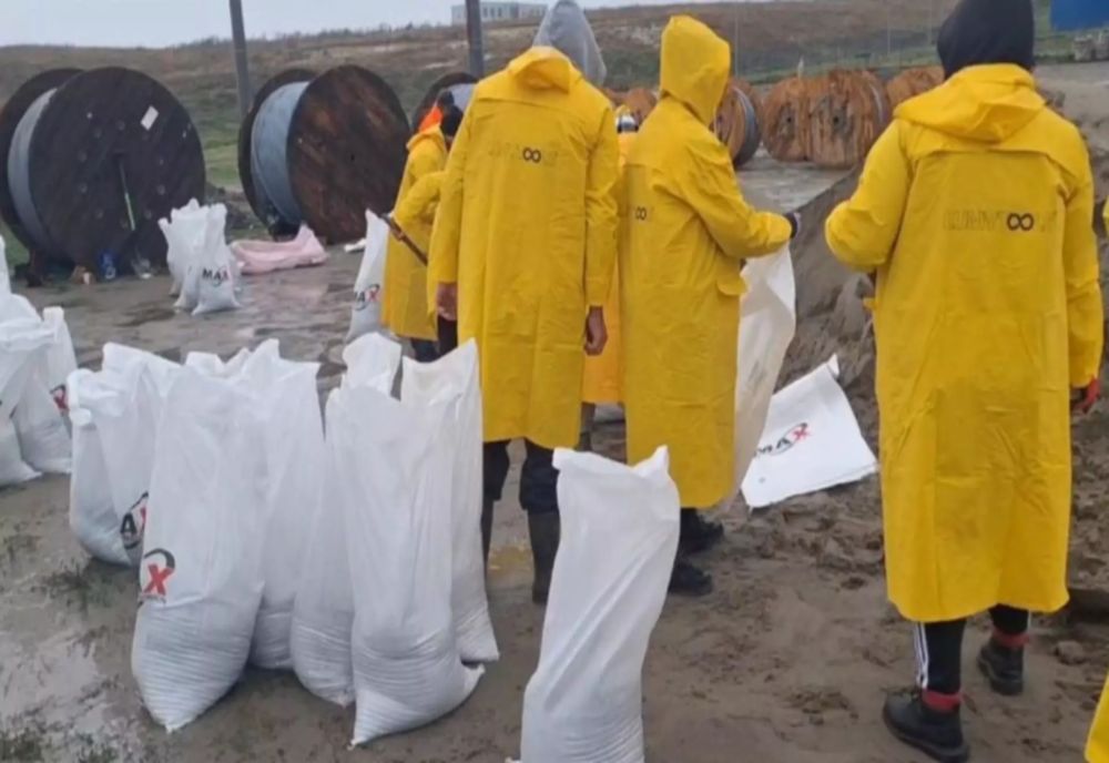 COD ROȘU ÎN CONSTANȚA. PRIMĂRIA VALU LUI TRAIAN A ÎNFIINȚAT UN CENTRU DE PERMANENȚĂ ȘI DISTRIBUIE SACI DE NISIP - VIDEO