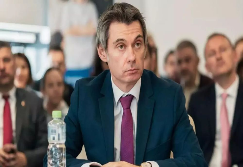 SCANDAL LA DEVA! CONSILIER USR, FILMAT CUM AMENINȚĂ ELEVI DE 15 ANI: „VĂ BAT PE TOȚI, MĂ!”