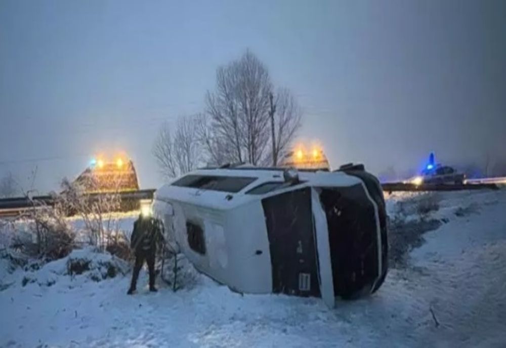 Microbuz plin cu mineri, răsturnat în Gorj din cauza zăpezii. Pompierii intervin de urgență