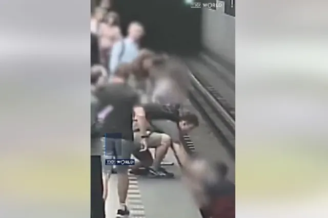 Momentul în care un copil de 7 ani cade la metrou, chiar înainte de sosirea trenului