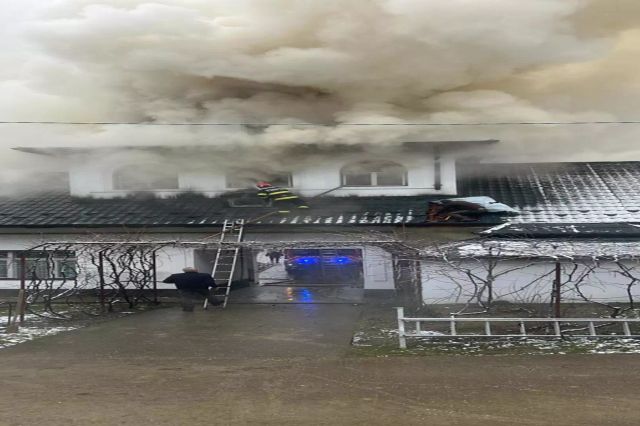 Incendiu la o mânăstire din Gorj. Pompierii intervin pentru stingerea flăcărilor