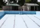 Un tânăr e în stare gravă, după ce a sărit într-o piscină fără apă