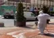 Se dezinfectează străzile și trotuarele din Târgu Jiu