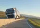 TIR rămas suspendat pe un parapet, pe un drum din Gorj