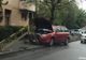 Un șofer din Târgu Jiu și-a urcat mașina pe un gard